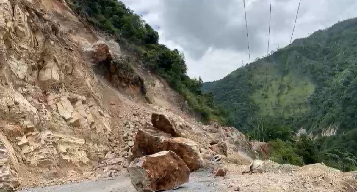 मध्यपहाडी लोकमार्ग पहिरोले अवरुद्ध