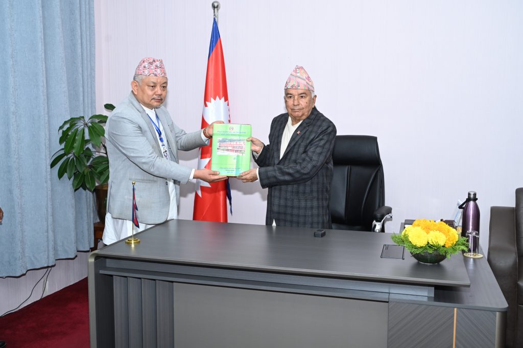 राष्ट्रिय प्राकृतिक स्रोत तथा वित्त आयोगको प्रतिवेदन राष्ट्रपति पौडेलसमक्ष पेस