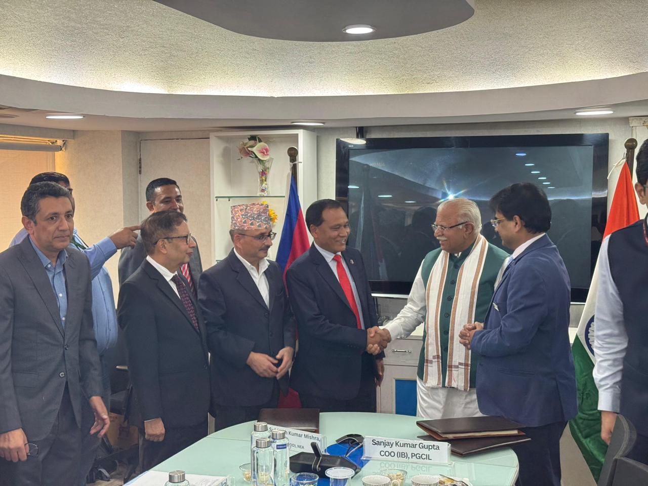 विद्युत क्षेत्रका सहकार्यमा मन्त्री घिसिङ र भारतका मन्त्री खट्टर भेटे