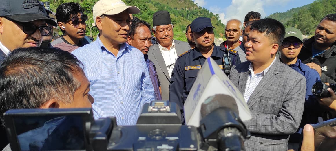 ऊर्जा, जलस्रोत तथा सिँचाइमन्त्री घिसिङले क्षतिग्रस्त बीपी राजमार्गको निरीक्षण गरे