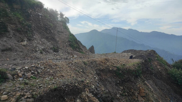 मर्मत कार्यका कारण बारपाक–लाप्राक सडकखण्डमा बुधबारसम्म यातायात सञ्चालन निषेध