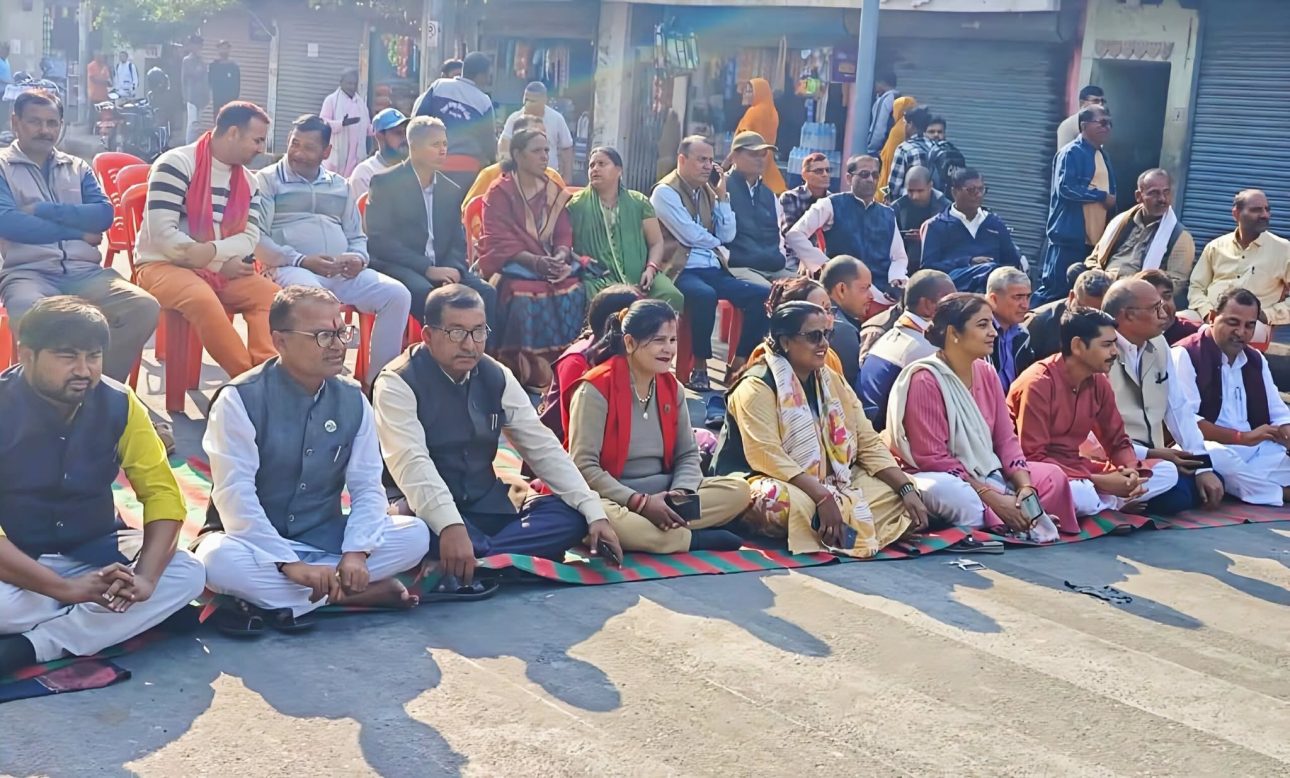 नवनियुक्त मुख्यमन्त्री सरोजकुमार यादवको विरोधमा सात दलको सातै दिनको आन्दोलन