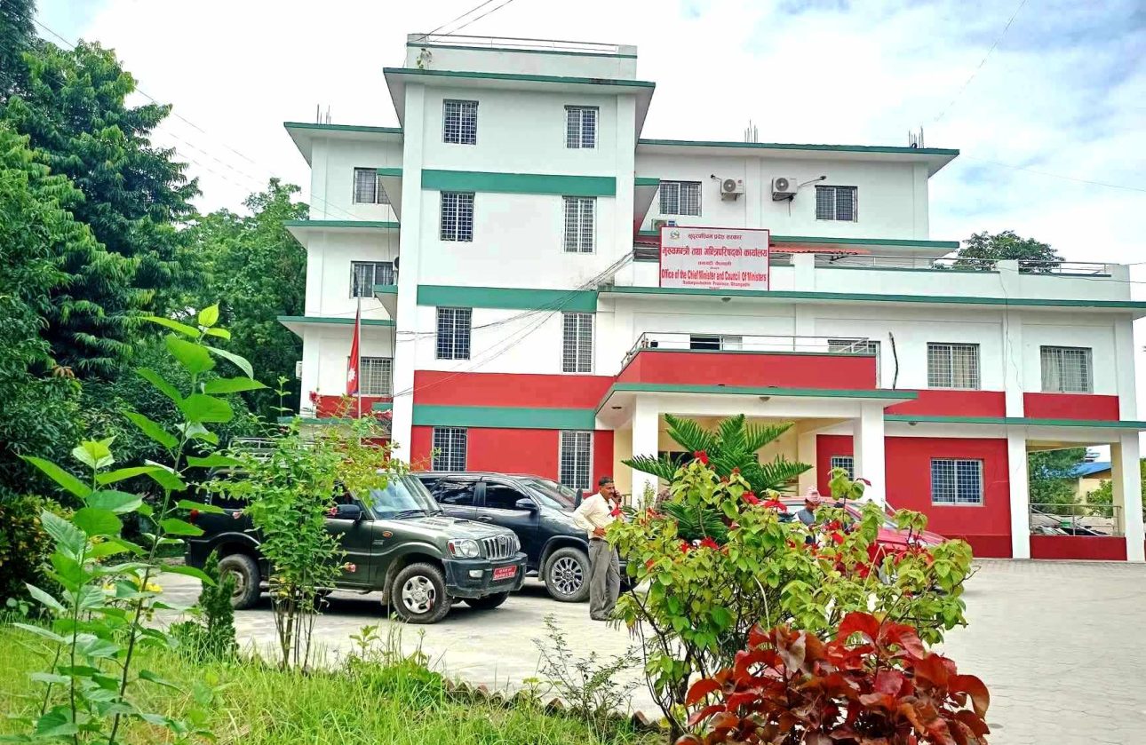 अछाम आगलागी पीडितलाई सुदूरपश्चिम सरकारद्वारा रु आठ लाख सहयोग