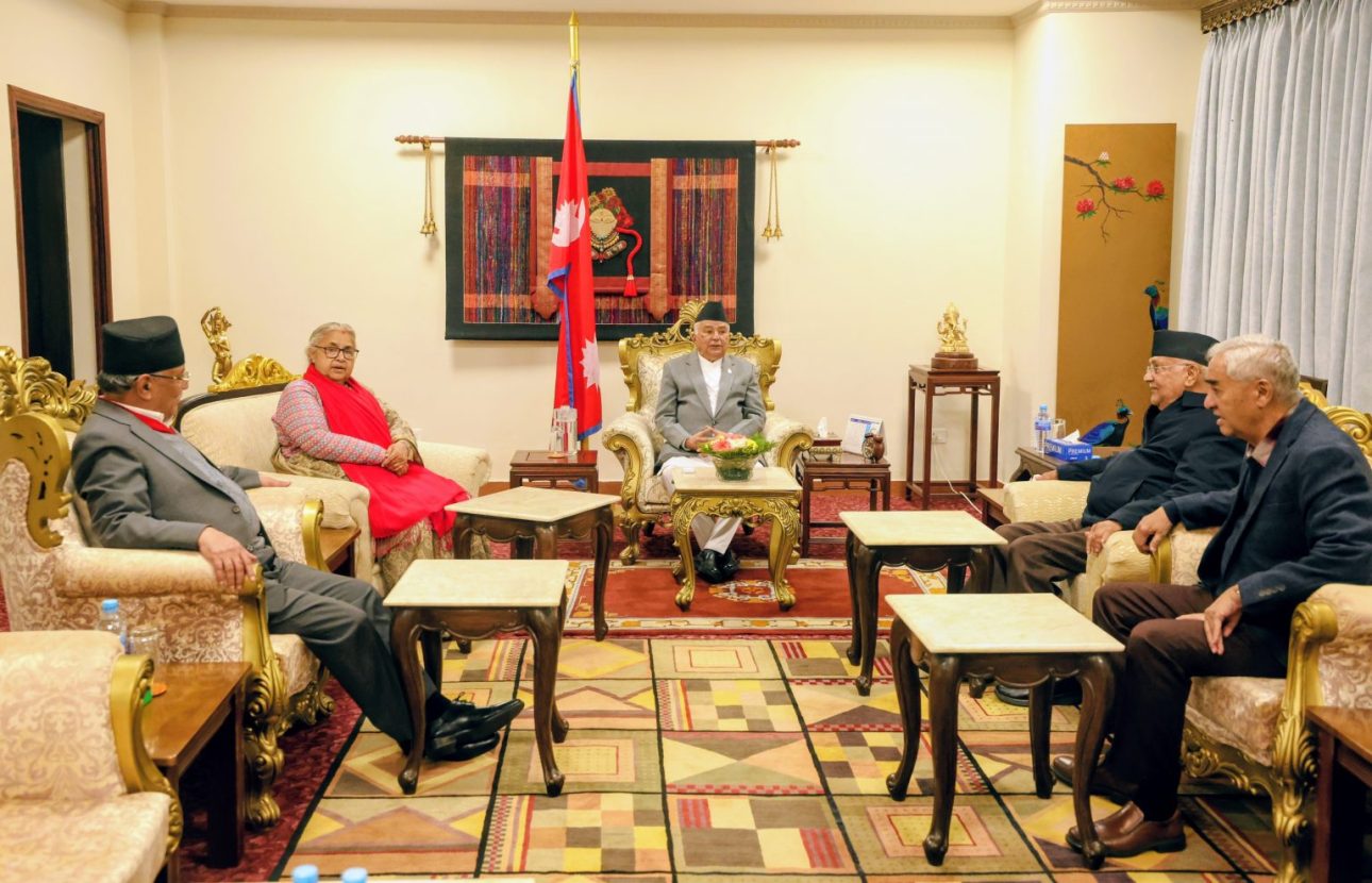 प्रधानमन्त्री कार्कीले देउवा, ओली र प्रचण्डसँग संयुक्त छलफल गर्दै
