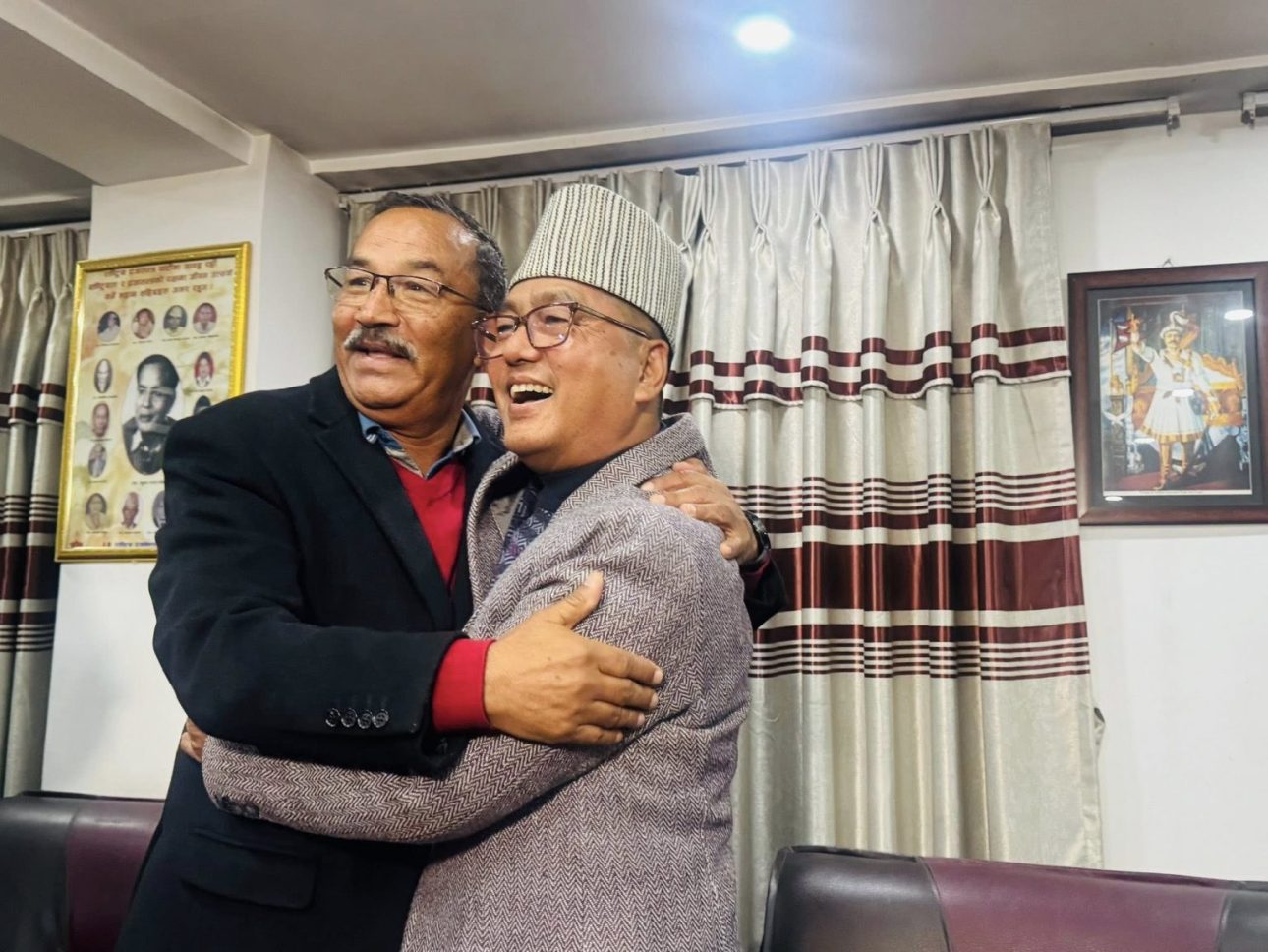 राजेन्द्र लिङ्देन र कमल थापाद्वारा एकता सम्झौतामा हस्ताक्षर