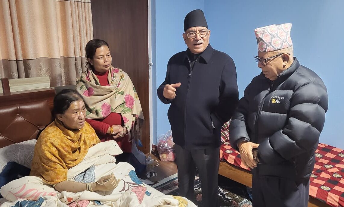 प्रचण्ड र माधवले लिए झलनाथ पत्नी चित्रकारको स्वास्थ्य अवस्थाबारे जानकारी