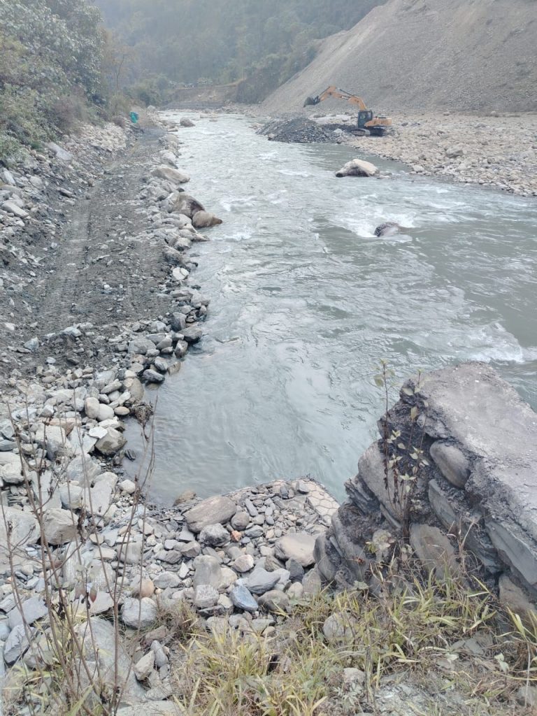 बस्ती र विद्यालय सुरक्षित बनाउन नदी किनारमा तीन मिटर अग्लो कम्पोजिट पर्खाल निर्माण योजना