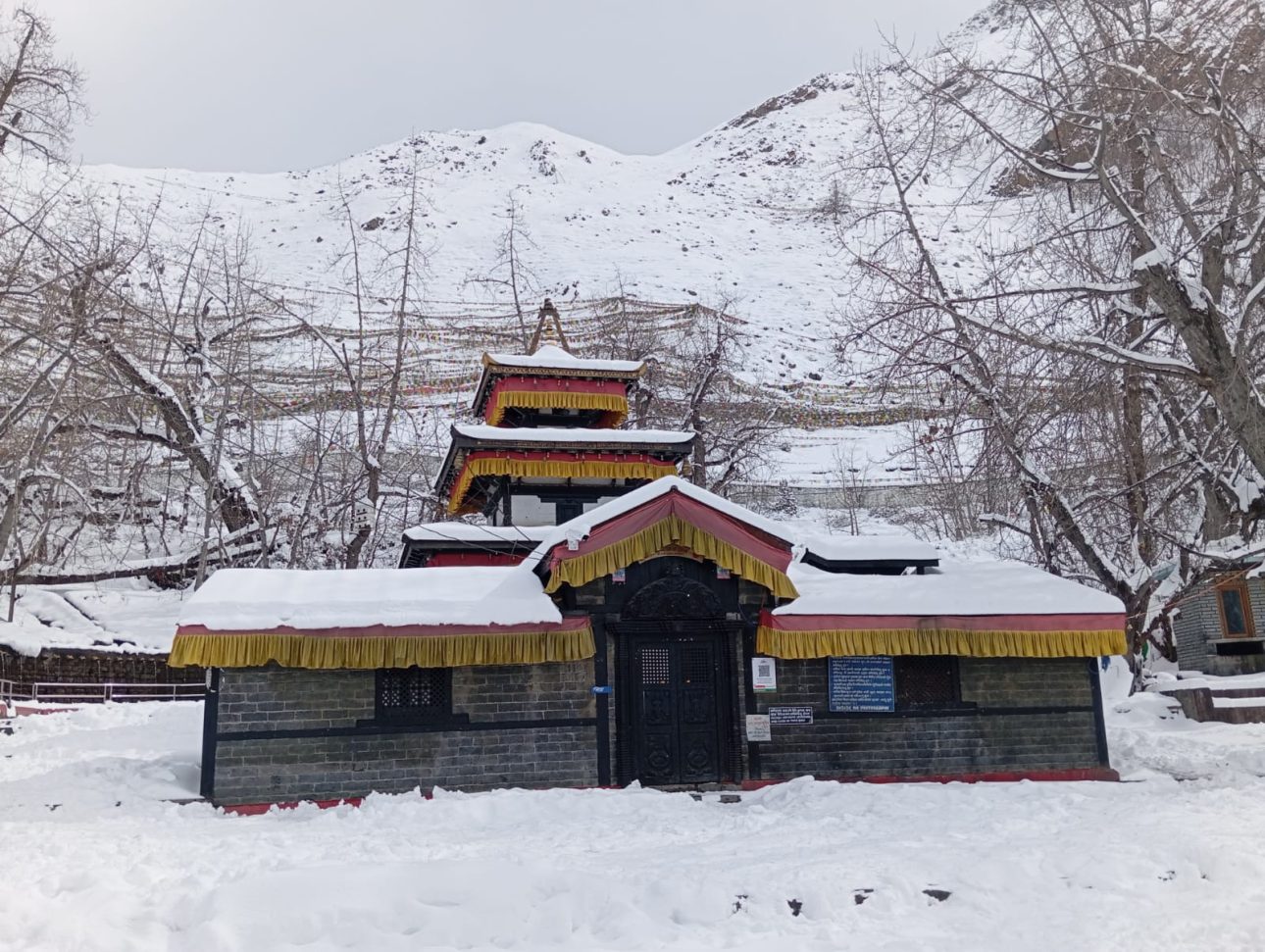 भारी हिमपातपछि मुक्तिनाथ मन्दिर परिसर सुनसान
