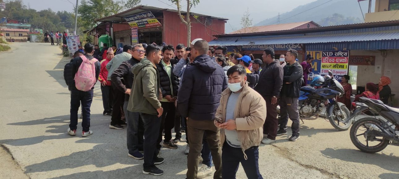 रामेछाप बस दुर्घटना: पीडित परिवारद्वारा यातायात बन्द