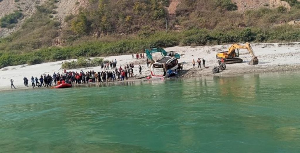 रामेछाप बस दुर्घटनामा बेपत्ता एक जनाको शब फेला