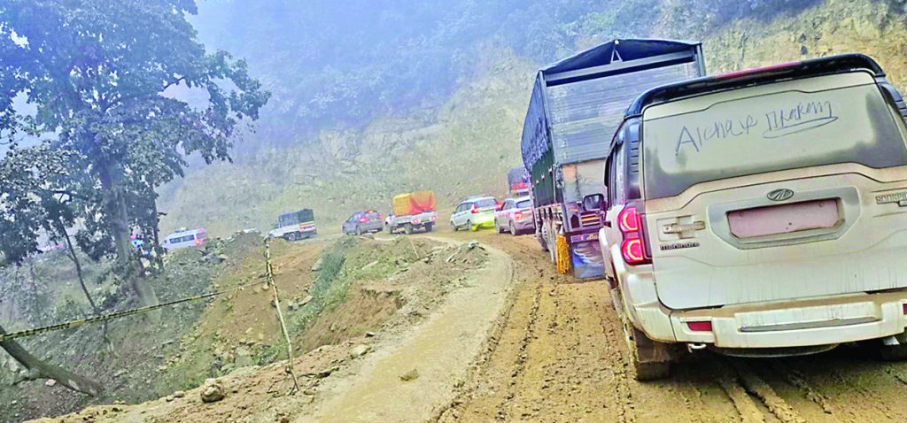 दाउन्नेमा सडक चिप्लिँदा बुटवल–नारायणगढ सडक खण्ड अवरुद्ध