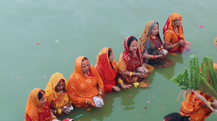 अस्ताउँदो सूर्यलाई अर्घ दिँदै मिथिलाञ्चलमा चैती छठ पर्व मनाइयो