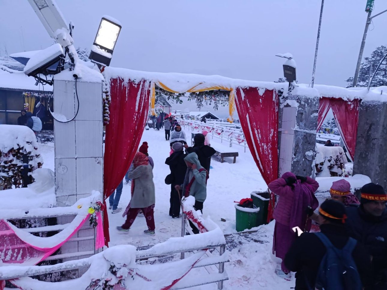 ताप्लेजुङको पाथीभरा मन्दिर क्षेत्रमा हिमपात, दर्शनार्थीको भीड