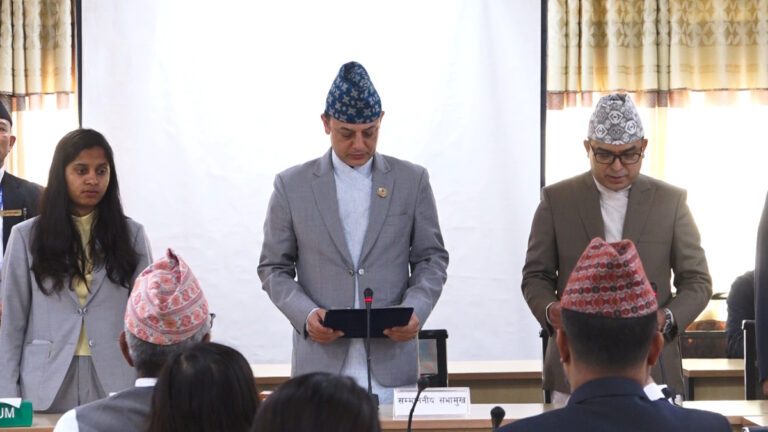 संघीय संसद् सचिवालयका नवनियुक्त सचिव प्रकाश अधिकारीले लिए शपथ