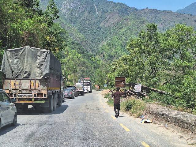 बाढीको लेदो पन्छाएपछि काठमाडौँ–मुग्लिन राजमार्ग सञ्चालनमा