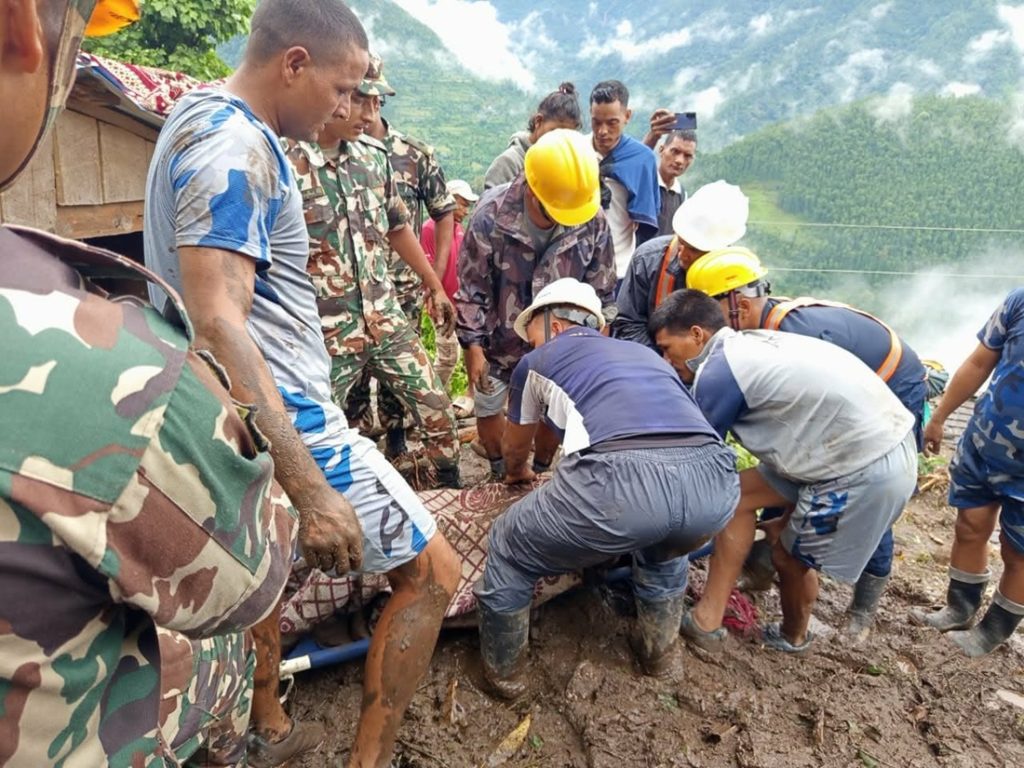 जाजरकोटमा पहिरोबाट प्रभावित ३०० जनाभन्दा बढीको उद्धार
