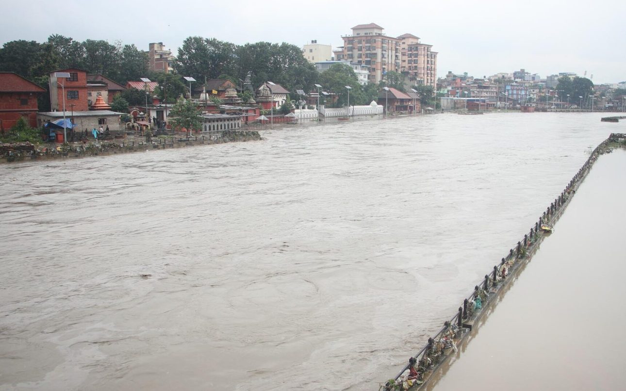 उपत्यकाका नदीमा बाढी बढेपछि करिडोरमा यात्रा नगर्न ट्राफिक प्रहरीको आग्रह