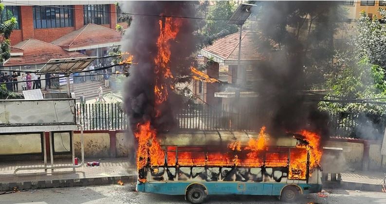 त्रिपुरेश्वरमा बसमा आगलागी