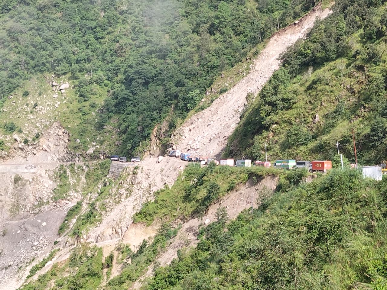 पृथ्वी र कान्ति राजमार्ग अवरुद्ध भएपछि त्रिभुवन राजपथमा समय तोकेर सवारी सञ्चालन